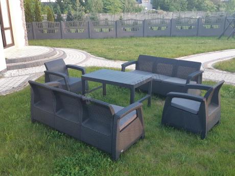 Meble ogrodowe z podnoszonym stołem