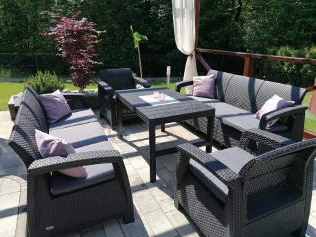 Meble ogrodowe z podnoszonym stołem