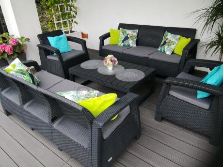 Meble ogrodowe z podnoszonym stołem