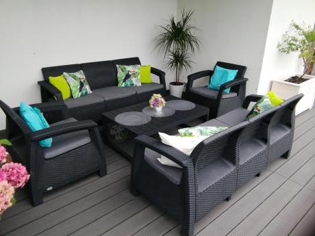 Meble ogrodowe z podnoszonym stołem