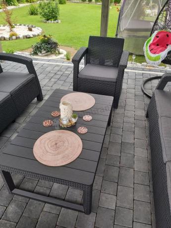 Meble ogrodowe z podnoszonym stołem