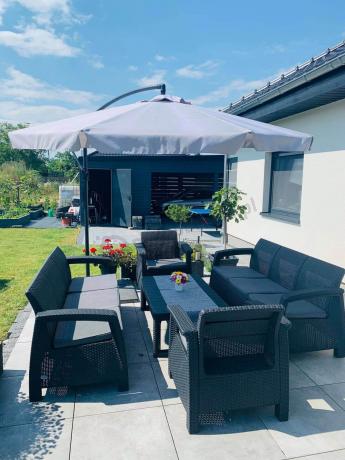 Meble ogrodowe z podnoszonym stołem