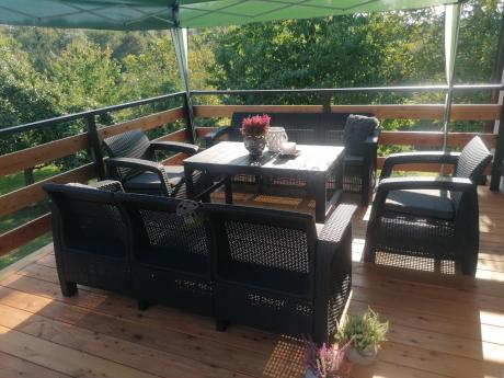 Meble ogrodowe z podnoszonym stołem