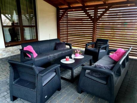 Meble ogrodowe z podnoszonym stołem