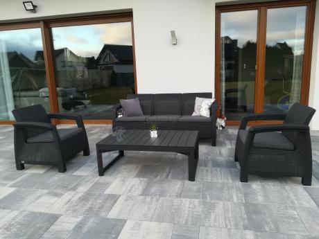 Meble ogrodowe z podnoszonym stołem