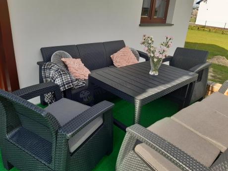 Meble ogrodowe z podnoszonym stołem