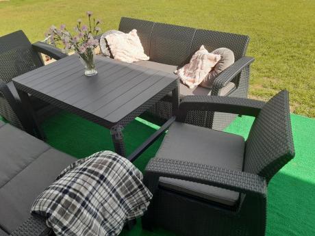 Meble ogrodowe z podnoszonym stołem