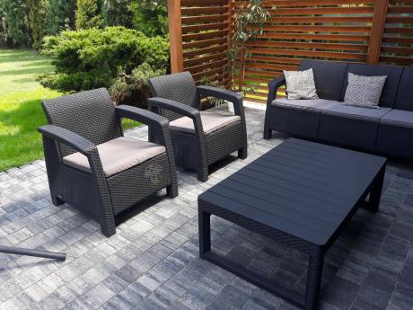 Meble ogrodowe z podnoszonym stołem