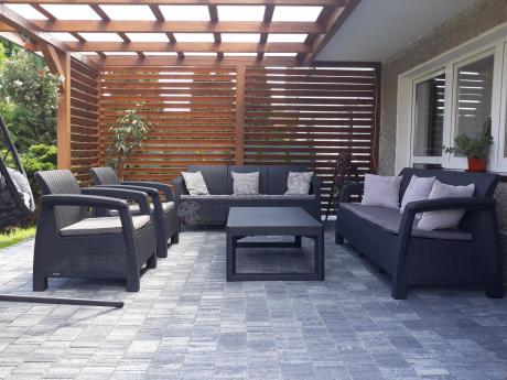 Meble ogrodowe z podnoszonym stołem