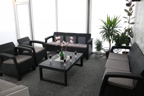 Meble ogrodowe z podnoszonym stołem