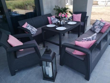 Meble ogrodowe z podnoszonym stołem