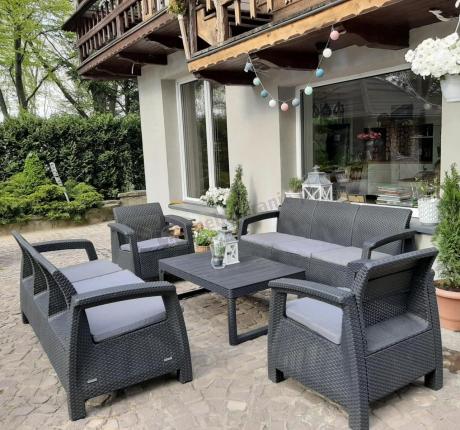 Meble ogrodowe z podnoszonym stołem