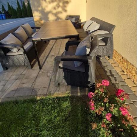 Meble ogrodowe dla 8 osób, 2 sofy, 2 fotele, stół 200cm z drewnianym blatem Meblobranie CFM Plus grafit + poduszki na