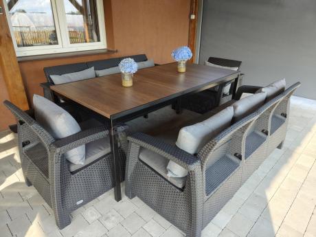 Meble ogrodowe dla 8 osób, 2 sofy, 2 fotele, stół 200cm z drewnianym blatem Meblobranie CFM Plus grafit + poduszki na