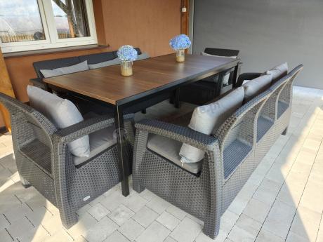 Meble ogrodowe dla 8 osób, 2 sofy, 2 fotele, stół 200cm z drewnianym blatem Meblobranie CFM Plus grafit + poduszki na