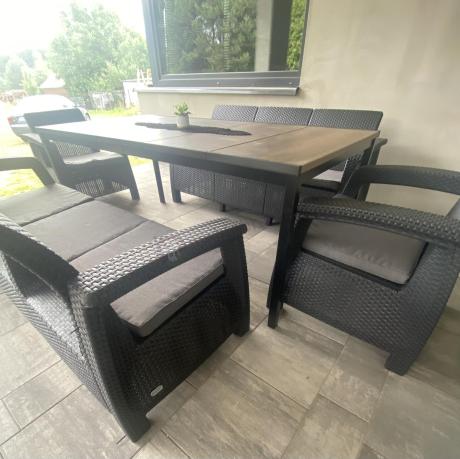 Meble ogrodowe na taras dla 8 osób, 2 sofy, 2 fotele, stół 200cm z drewnianym blatem Meblobranie CFM Plus grafit