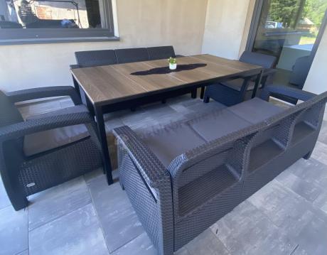 Meble ogrodowe na taras dla 8 osób, 2 sofy, 2 fotele, stół 200cm z drewnianym blatem Meblobranie CFM Plus grafit