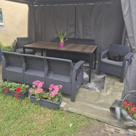 Meble ogrodowe na taras dla 8 osób, 2 sofy, 2 fotele, stół 200cm z drewnianym blatem Meblobranie CFM Plus grafit