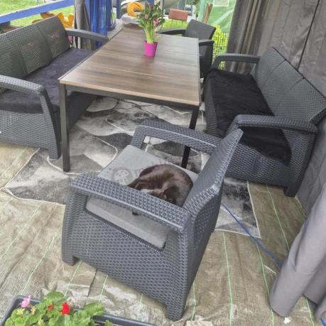 Meble ogrodowe na taras dla 8 osób, 2 sofy, 2 fotele, stół 200cm z drewnianym blatem Meblobranie CFM Plus grafit