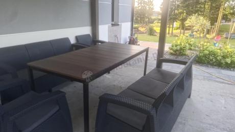 Meble ogrodowe na taras dla 8 osób, 2 sofy, 2 fotele, stół 200cm z drewnianym blatem Meblobranie CFM Plus grafit