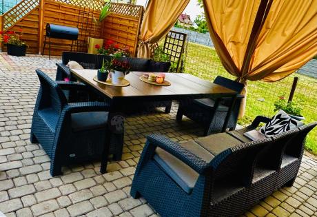 Meble ogrodowe na taras dla 8 osób, 2 sofy, 2 fotele, stół 200cm z drewnianym blatem Meblobranie CFM Plus grafit