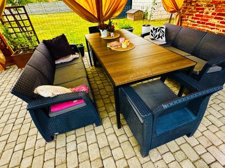 Meble ogrodowe na taras dla 8 osób, 2 sofy, 2 fotele, stół 200cm z drewnianym blatem Meblobranie CFM Plus grafit