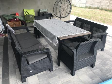 Meble ogrodowe na taras dla 8 osób, 2 sofy, 2 fotele, stół 200cm z drewnianym blatem Meblobranie CFM Plus grafit