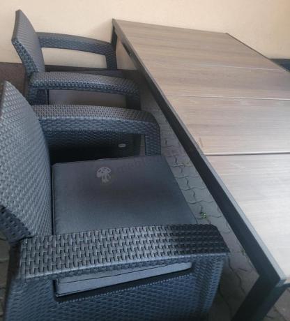 Meble ogrodowe na taras dla 8 osób, 2 sofy, 2 fotele, stół 200cm z drewnianym blatem Meblobranie CFM Plus grafit