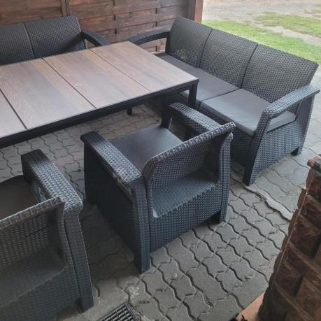 Meble ogrodowe na taras dla 8 osób, 2 sofy, 2 fotele, stół 200cm z drewnianym blatem Meblobranie CFM Plus grafit