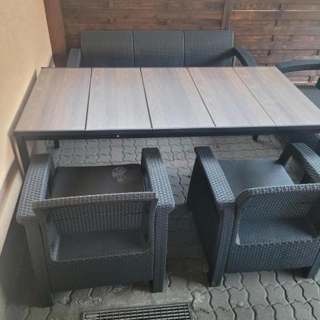 Meble ogrodowe na taras dla 8 osób, 2 sofy, 2 fotele, stół 200cm z drewnianym blatem Meblobranie CFM Plus grafit
