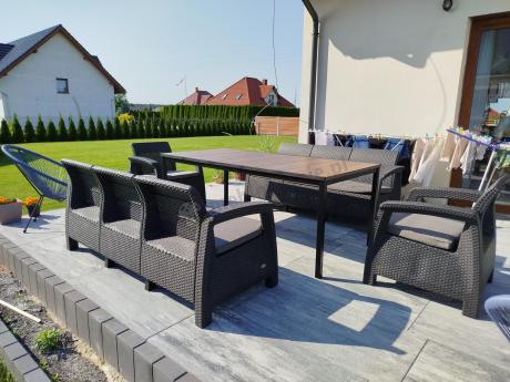 Meble ogrodowe na taras dla 8 osób, 2 sofy, 2 fotele, stół 200cm z drewnianym blatem Meblobranie CFM Plus grafit