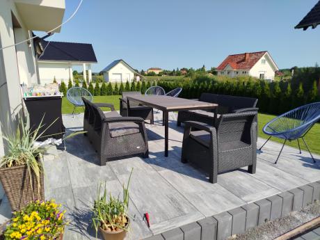 Meble ogrodowe na taras dla 8 osób, 2 sofy, 2 fotele, stół 200cm z drewnianym blatem Meblobranie CFM Plus grafit