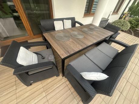 Meble ogrodowe na taras dla 8 osób, 2 sofy, 2 fotele, stół 200cm z drewnianym blatem Meblobranie CFM Plus grafit