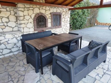 Meble ogrodowe na taras dla 8 osób, 2 sofy, 2 fotele, stół 200cm z drewnianym blatem Meblobranie CFM Plus grafit