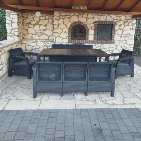 Meble ogrodowe na taras dla 8 osób, 2 sofy, 2 fotele, stół 200cm z drewnianym blatem Meblobranie CFM Plus grafit