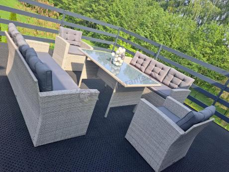 Meble ogrodowe z dwoma kanapami i stołem obiadowym