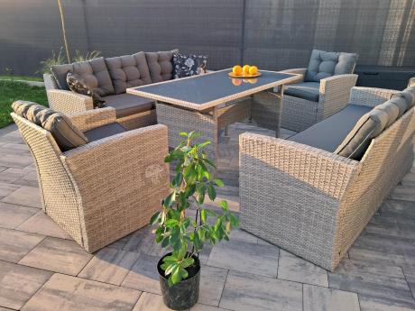 Meble ogrodowe z dwoma kanapami i stołem obiadowym
