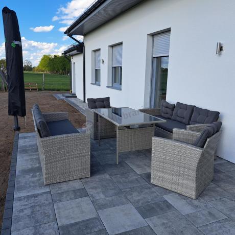 Meble ogrodowe z dwoma kanapami i stołem obiadowym