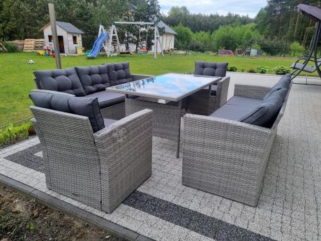 Meble ogrodowe z dwoma kanapami i stołem obiadowym
