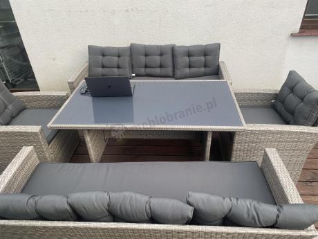 Meble ogrodowe z dwoma kanapami i stołem obiadowym