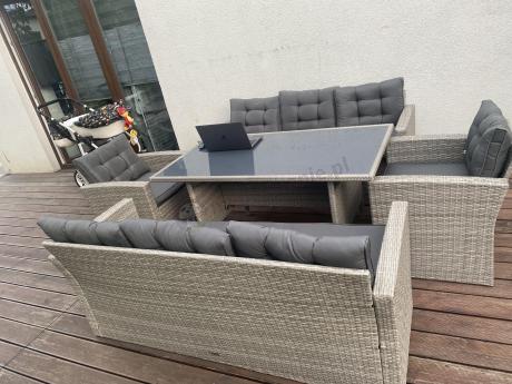 Meble ogrodowe z dwoma kanapami i stołem obiadowym