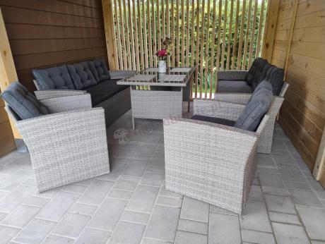 Meble ogrodowe z dwoma kanapami i stołem obiadowym
