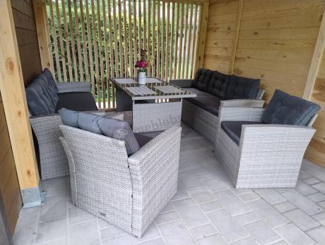 Meble ogrodowe z dwoma kanapami i stołem obiadowym