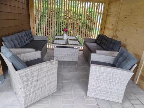 Meble ogrodowe z dwoma kanapami i stołem obiadowym