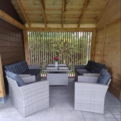 Meble ogrodowe z dwoma kanapami i stołem obiadowym