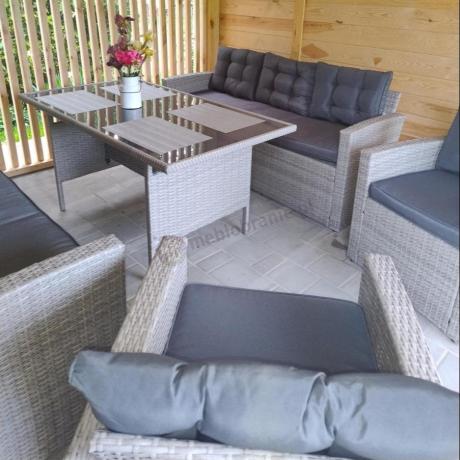 Meble ogrodowe z dwoma kanapami i stołem obiadowym