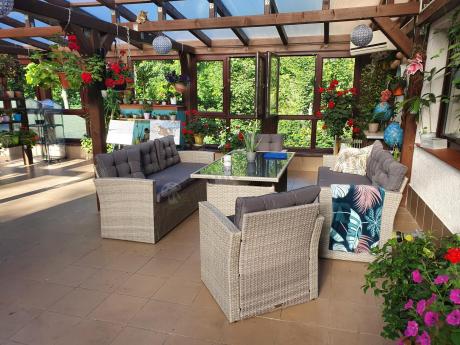 Meble ogrodowe z dwoma kanapami i stołem obiadowym