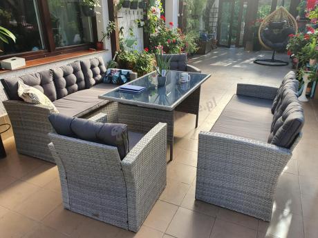 Meble ogrodowe z dwoma kanapami i stołem obiadowym