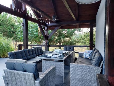 Meble ogrodowe z dwoma kanapami i stołem obiadowym