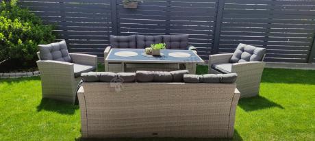 Meble ogrodowe z dwoma kanapami i stołem obiadowym